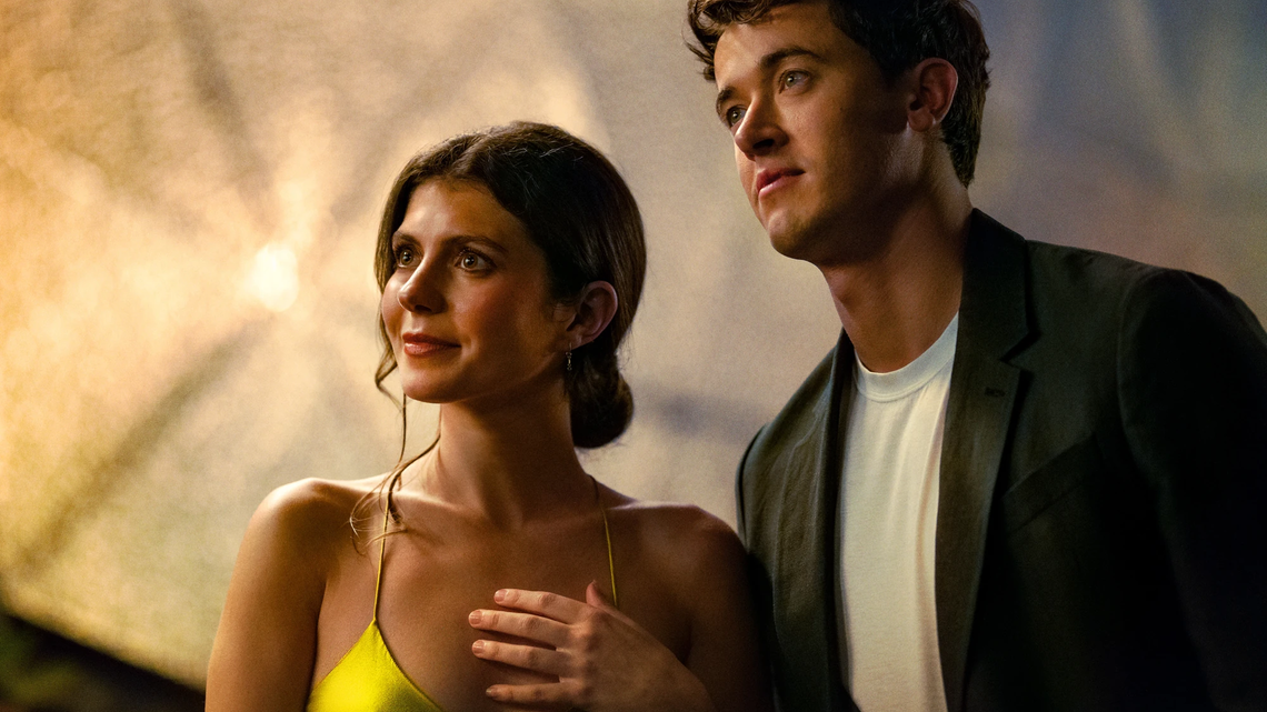 Emily Bader und Tom Blyth als Poppy und Alex in dem Netflix-Film People We Meet On Vacation | © Daniel Escale/Netflix