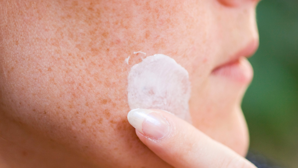 Nahaufnahme vom Gesicht mit Creme. | © Getty Images/ BSIP 