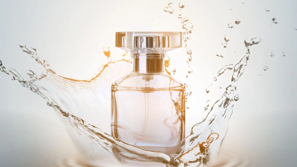 Parfumflakon im Wasser | © Adobe Stock/Pixel-Shot