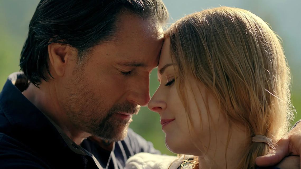 Mel (Alexandra Breckenridge) und Jack (Martin Henderson) in Virgin River | © NETFLIX
