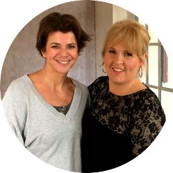 Zwei lächelnde Frauen – eine davon Schlagersängerin Maite Kelly – stehen nebeneinander und blicken in die Kamera. | © Claudia Kirschner