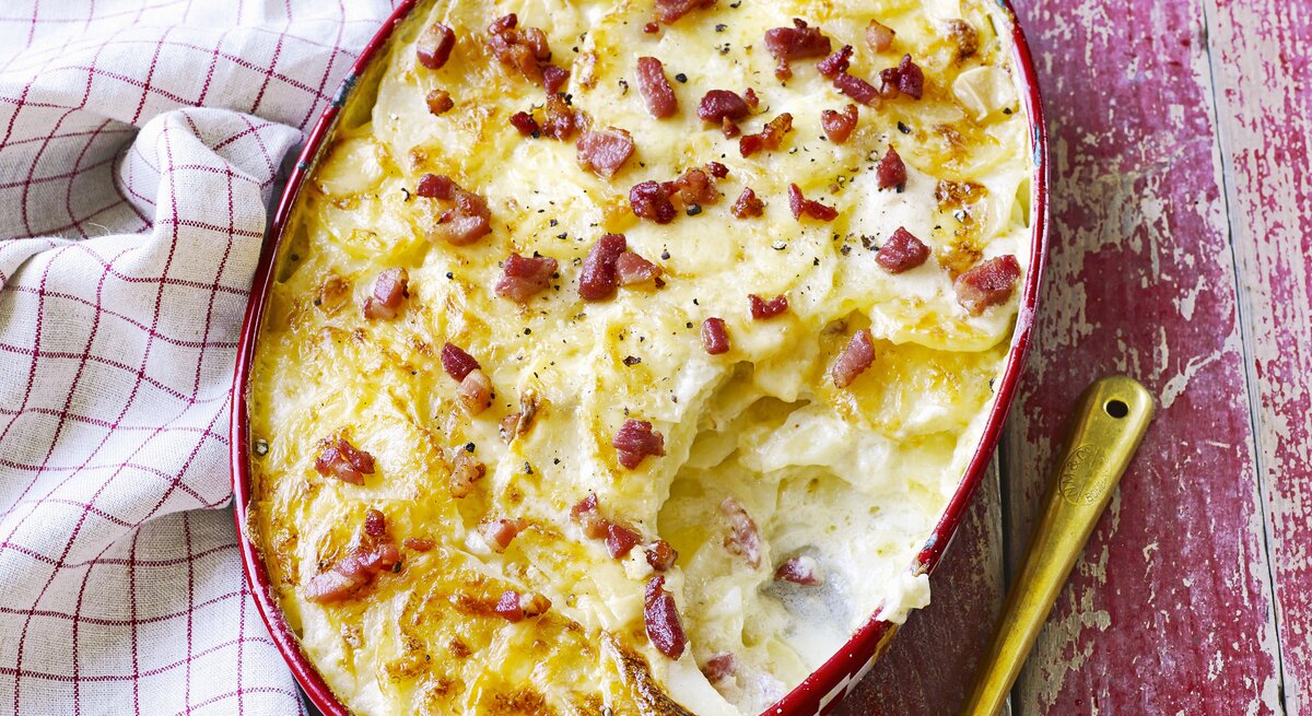 Käse-Speck-Dauphinoise in einer ofenfesten Form