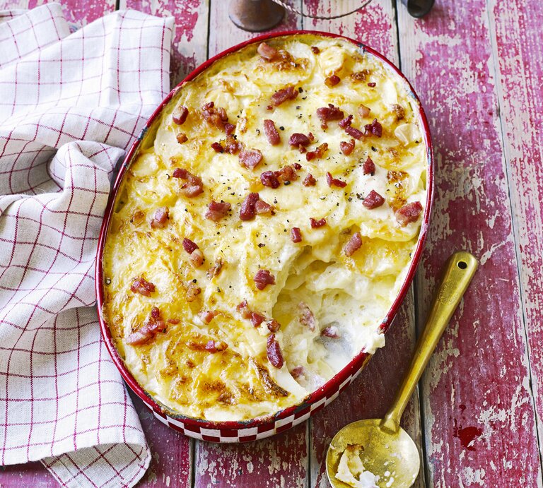 Käse-Speck-Dauphinoise in einer ofenfesten Form | © StockFood / Immediate Media / Good Food
