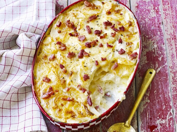 Käse-Speck-Dauphinoise in einer ofenfesten Form | © StockFood / Immediate Media / Good Food