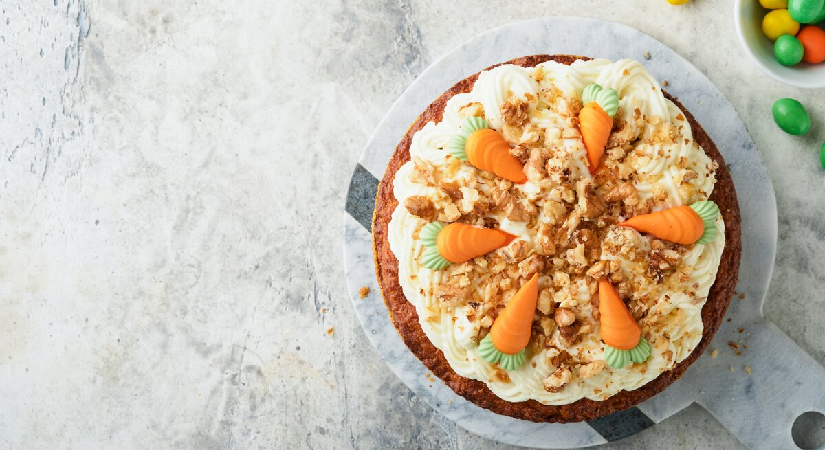 Draufsicht auf einen schwedischen Karottenkuchen mit osterlicher Dekoration.
