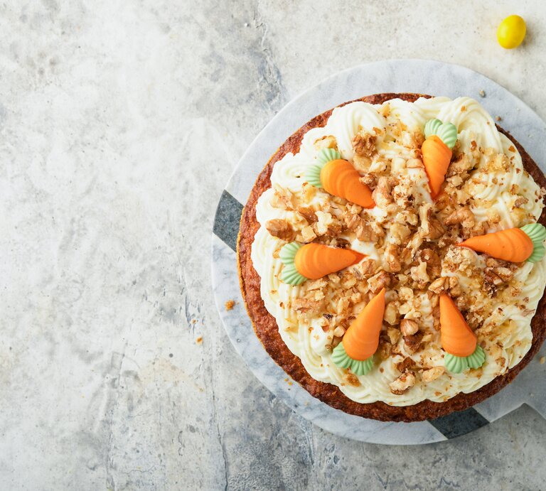 Draufsicht auf einen schwedischen Karottenkuchen mit osterlicher Dekoration. | © Getty Images/kasia2003