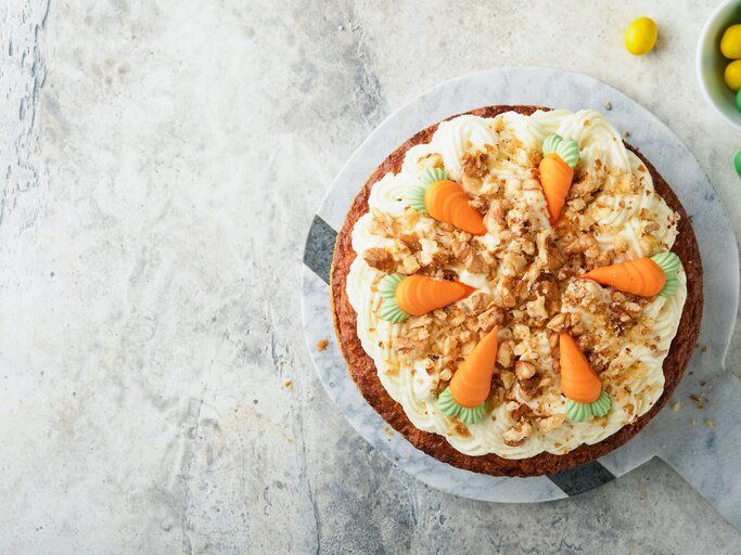 Draufsicht auf einen schwedischen Karottenkuchen mit osterlicher Dekoration. | © Getty Images/kasia2003