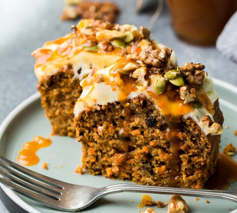 2 Stücke Schoko-Karotten-Kuchen mit einer Gabel auf einem Teller. | © Adobe Stock/ Anna