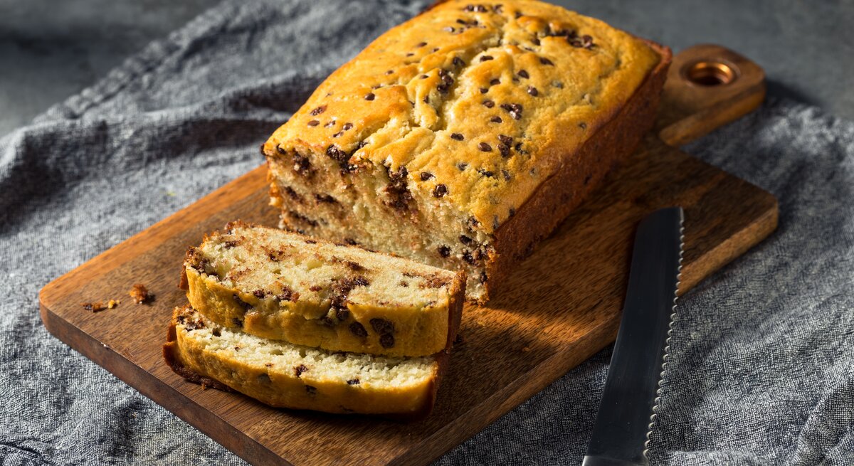 Kuchen mit Schokosplittern auf Holzbrett. 
