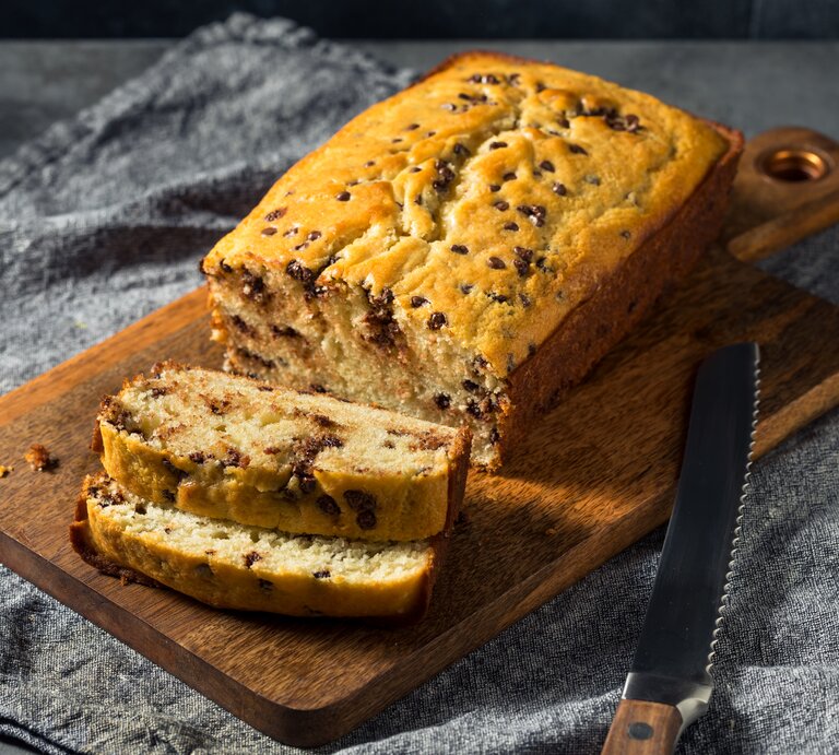 Kuchen mit Schokosplittern auf Holzbrett.  | © Getty Images/bhofack2