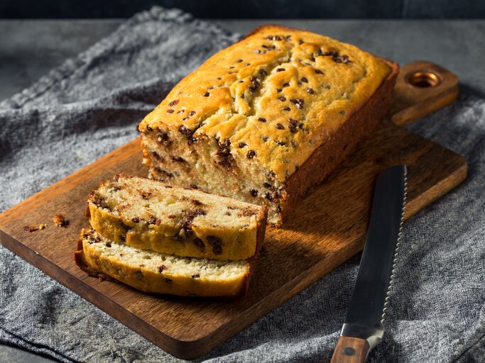 Kuchen mit Schokosplittern auf Holzbrett.  | © Getty Images/bhofack2