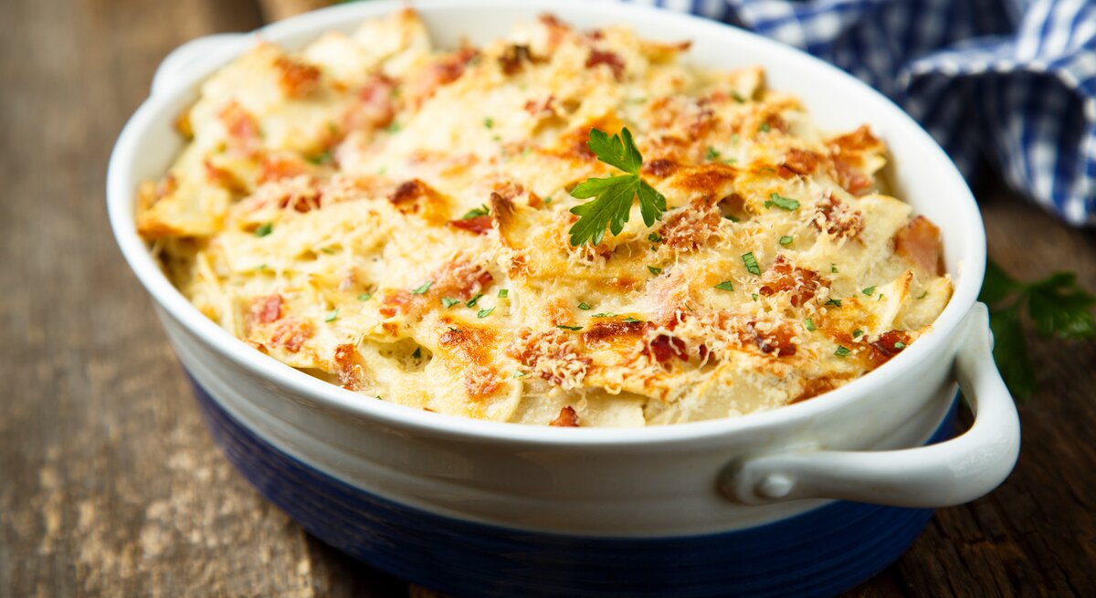 Eine Spitzkohl-Lasagne in einer ovalen Auflaufform.