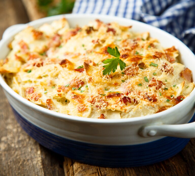 Eine Spitzkohl-Lasagne in einer ovalen Auflaufform. | © Adobe Stock/ marysckin