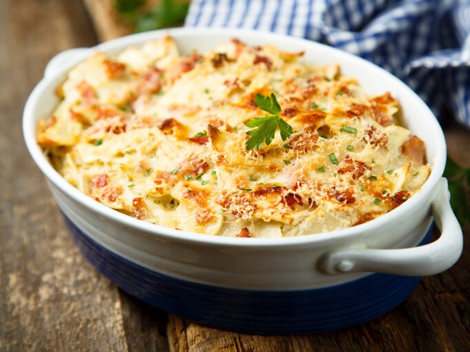 Eine Spitzkohl-Lasagne in einer ovalen Auflaufform. | © Adobe Stock/ marysckin
