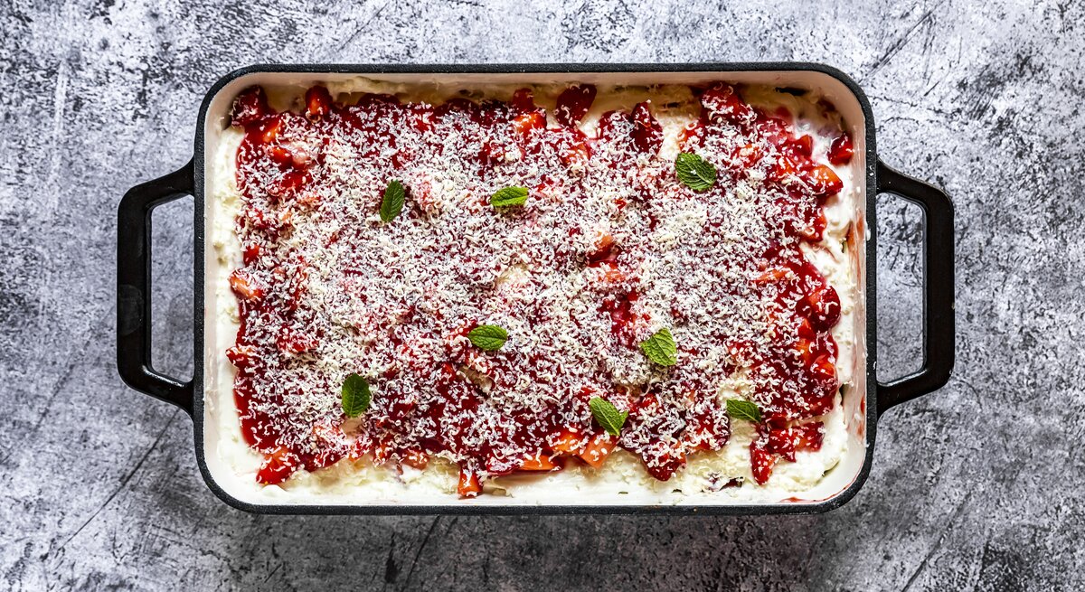 Von oben Ansicht einer Erdbeer-Lasagne, bestreut mit Schokoraspel aus weißer Schokolade.
