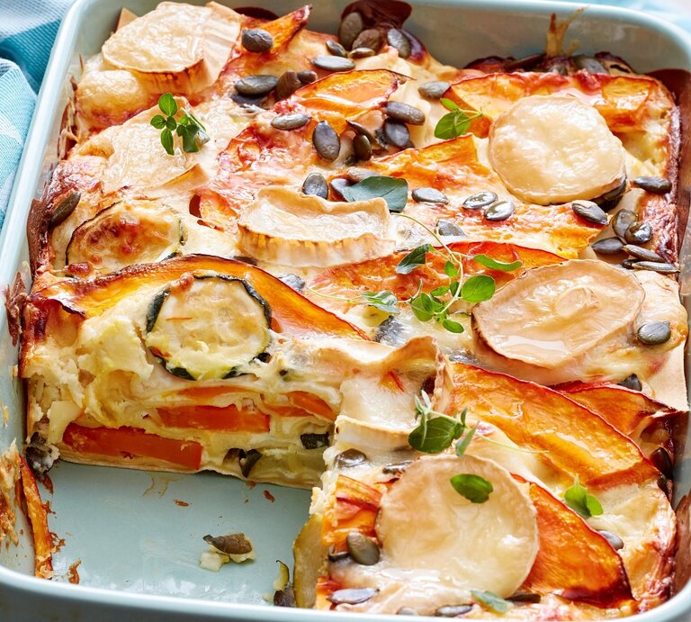 In einer Auflaufform ist eine Kürbis-Ziegenkäse-Lasagne angerichtet. Sie ist mit Käse und Gemüse gebacken.  | © EAT CLUB / Isabell Triemer