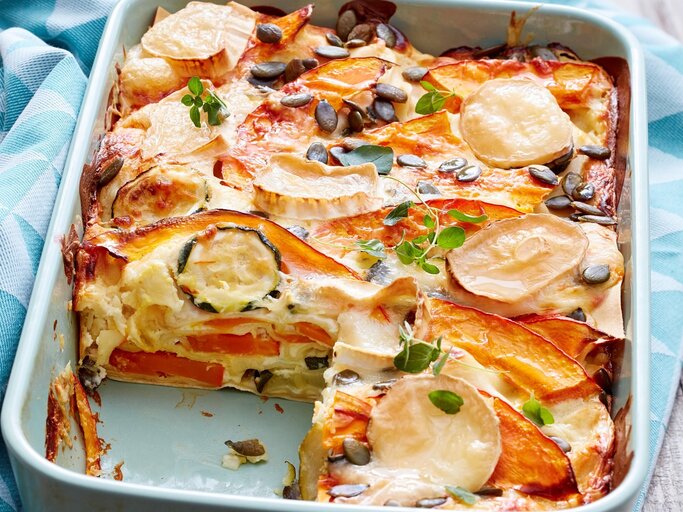 In einer Auflaufform ist eine Kürbis-Ziegenkäse-Lasagne angerichtet. Sie ist mit Käse und Gemüse gebacken.  | © EAT CLUB / Isabell Triemer