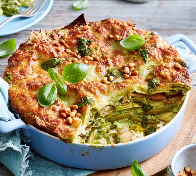 Ein hellblauer Topf mit Pesto-Lasagne auf einem Holzbrett. | © EAT CLUB/Isabell Triemer