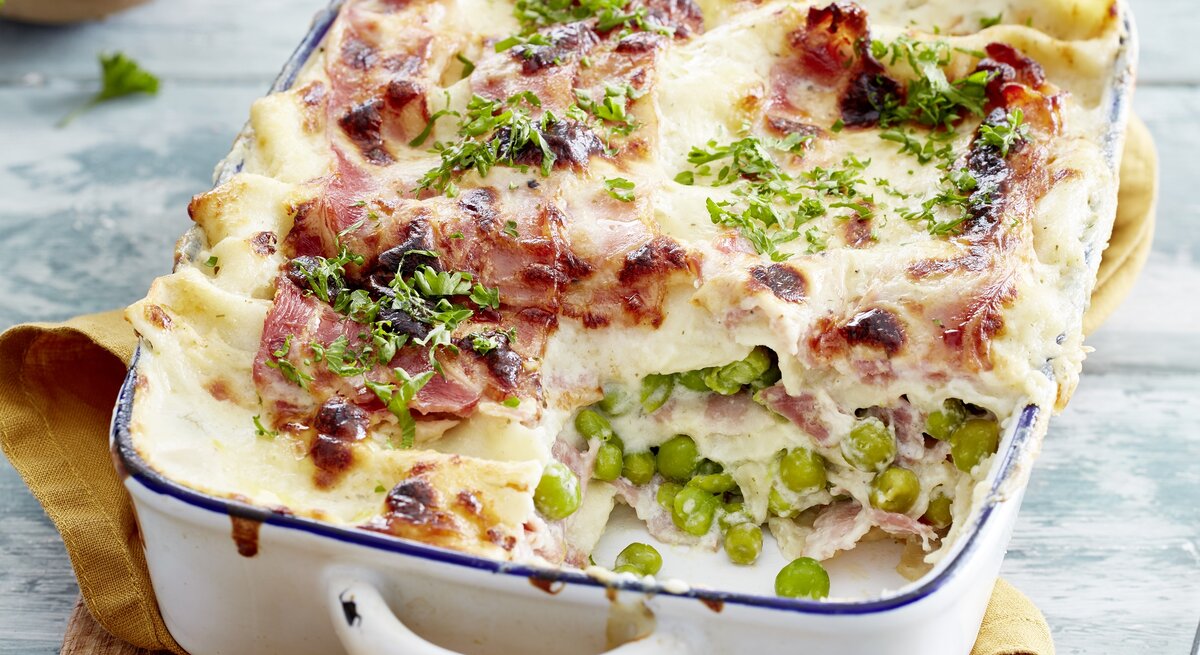 Lasagne-Carbonara in Auflaufform, angeschnitten.