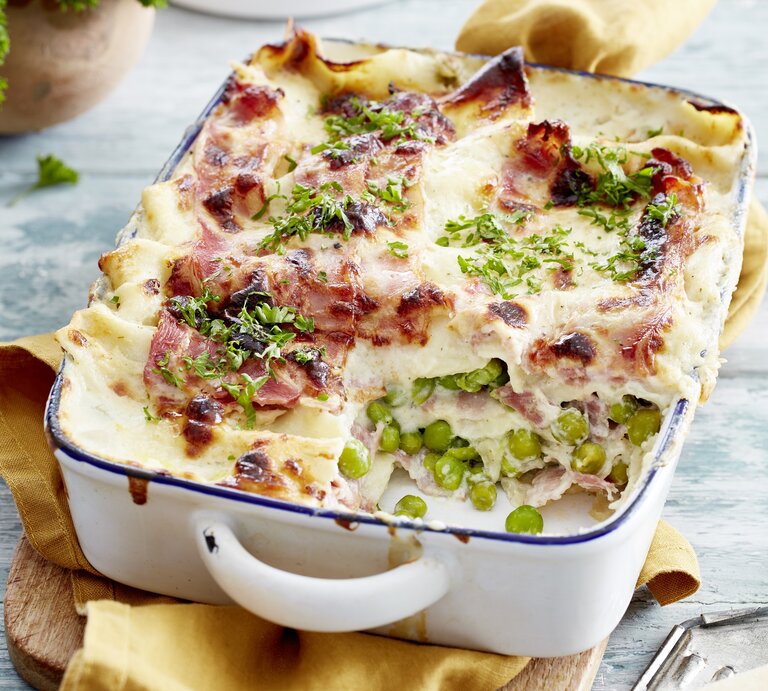 Lasagne-Carbonara in Auflaufform, angeschnitten. | © Eat Club / Isabell Triemer