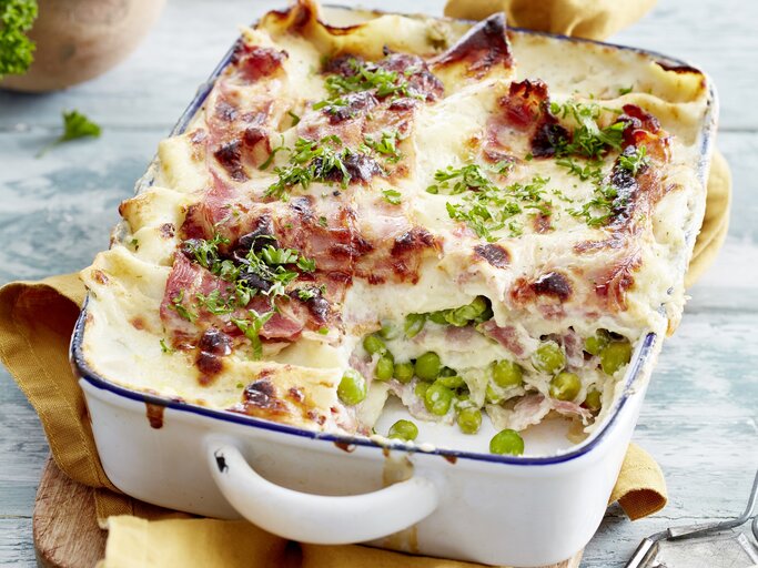Lasagne-Carbonara in Auflaufform, angeschnitten. | © Eat Club / Isabell Triemer