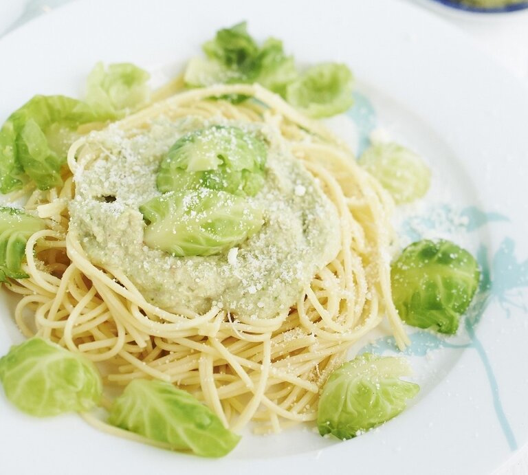 Spaghetti mit Rosenkohlpesto auf weißem Teller und hellem Untergrund. Draufsicht. | © StockFood / Kompanik, Hannah