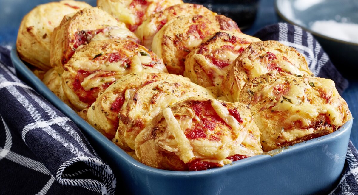 Tomaten-Käse-Zupfbrot, als einzelne Hefebröchten überbacken in einer Form mit frischem Pfeffer bestreut.