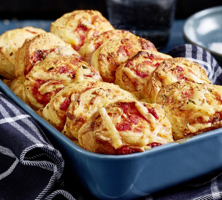 Tomaten-Käse-Zupfbrot, als einzelne Hefebröchten überbacken in einer Form mit frischem Pfeffer bestreut. | © EAT CLUB / Isabell Triemer