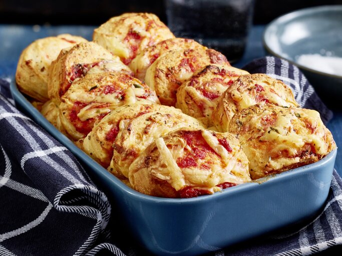 Tomaten-Käse-Zupfbrot, als einzelne Hefebröchten überbacken in einer Form mit frischem Pfeffer bestreut. | © EAT CLUB / Isabell Triemer