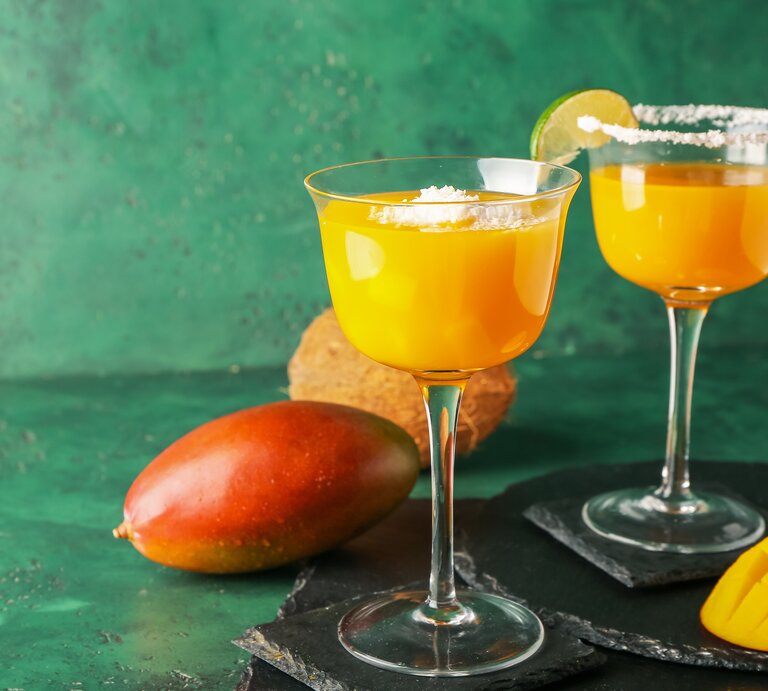 Zwei Gläser mit Mango-Margarita und Salzrand.  | © Shutterstock/Pixel-Shot