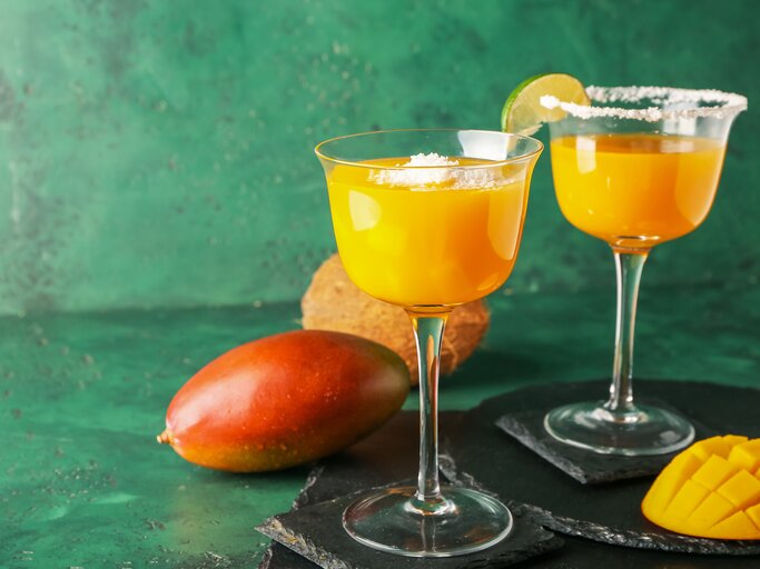 Zwei Gläser mit Mango-Margarita und Salzrand.  | © Shutterstock/Pixel-Shot