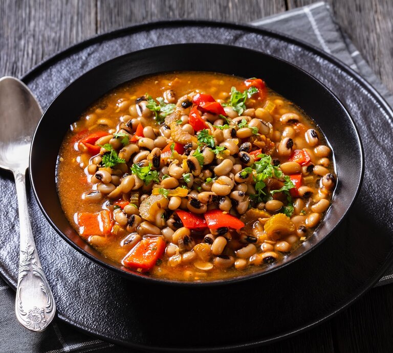 Eine schwarze Schüssel mit einer Portion amerikanischem Bohnen-Eintopf. | © Shutterstock/from my point of view