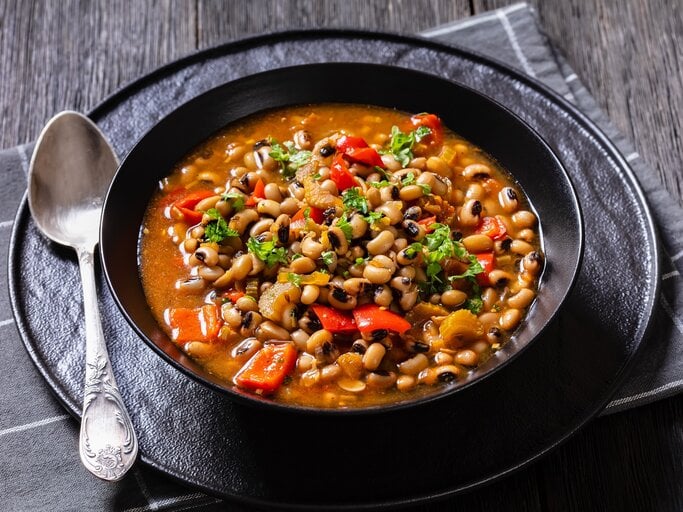 Eine schwarze Schüssel mit einer Portion amerikanischem Bohnen-Eintopf. | © Shutterstock/from my point of view