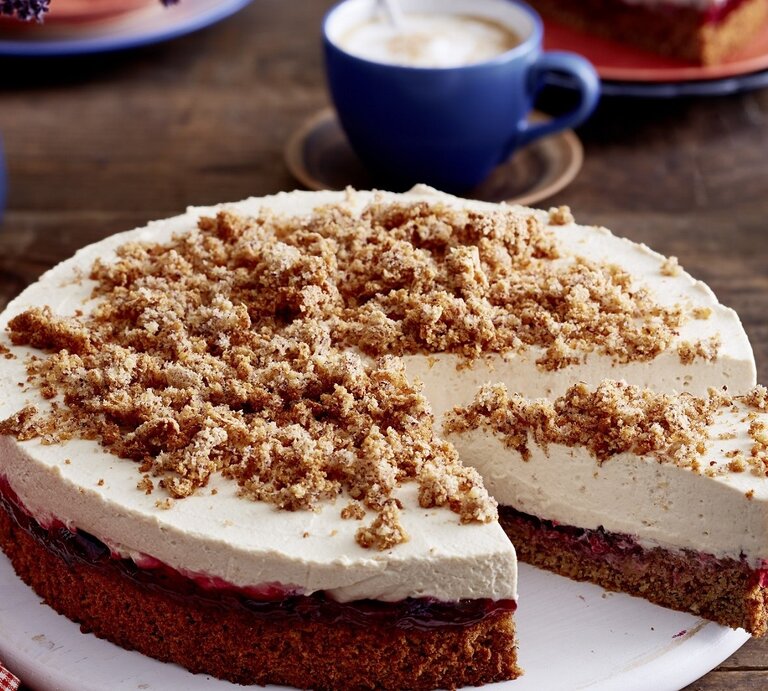 Auf einem Teller liegt eine angeschnittene Capucino-Krümeltorte. Sie ist cremig und fluffig. | © EAT CLUB/Isabell Triemer