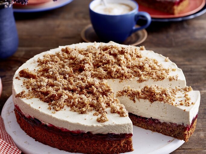 Auf einem Teller liegt eine angeschnittene Capucino-Krümeltorte. Sie ist cremig und fluffig. | © EAT CLUB/Isabell Triemer
