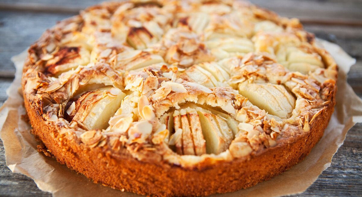 Ein veganer versunkener Apfelkuchen mit Zimtäpfeln und Mandeln.