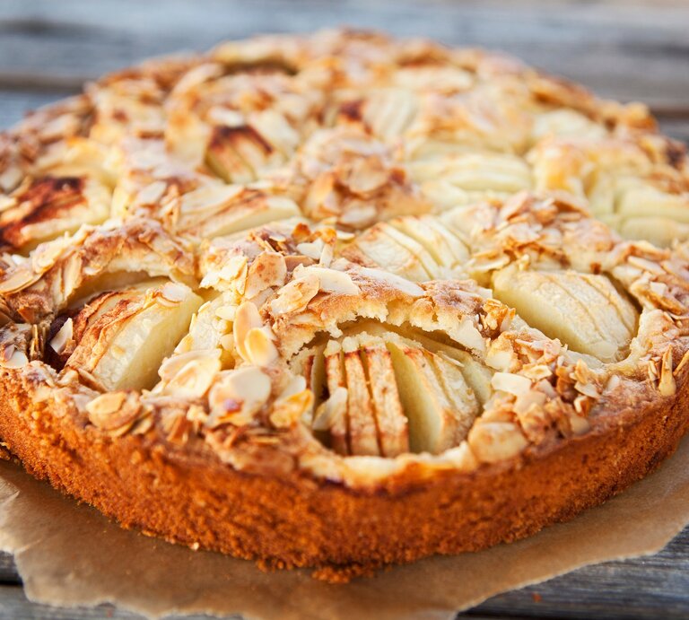 Ein veganer versunkener Apfelkuchen mit Zimtäpfeln und Mandeln. | © Adobe Stock/ PapadoXX