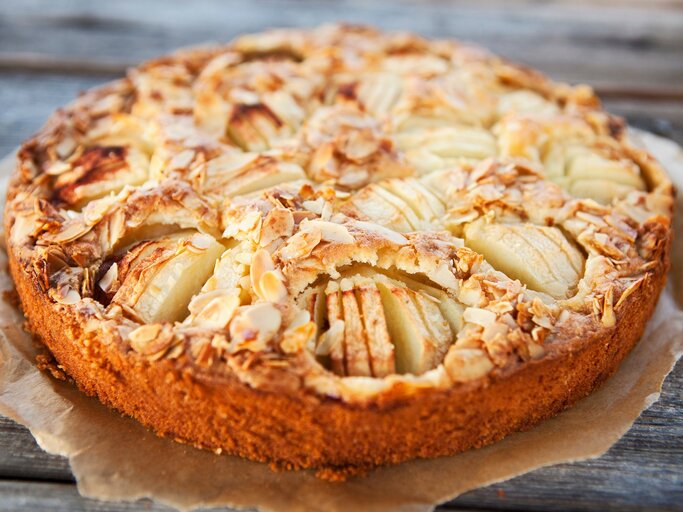 Ein veganer versunkener Apfelkuchen mit Zimtäpfeln und Mandeln. | © Adobe Stock/ PapadoXX