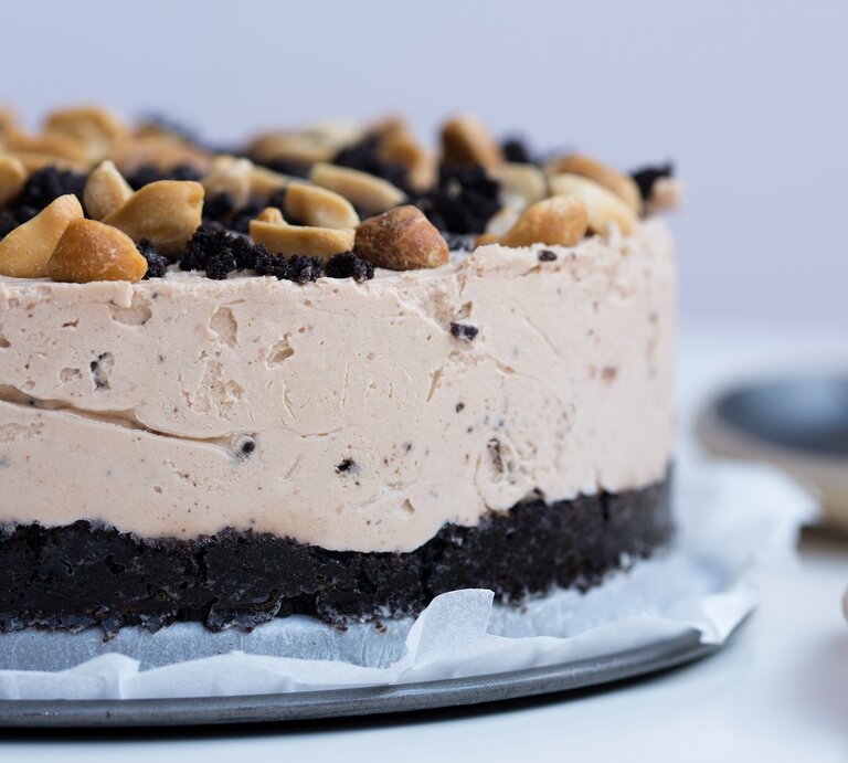 Ein Erdnussbutter-Cheesecake mit gehackten Erdnüssen dekoriert. | © Shutterstock/ Gudafuda