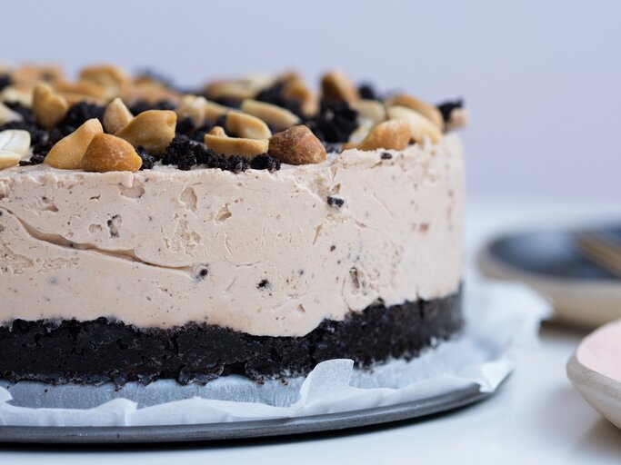 Ein Erdnussbutter-Cheesecake mit gehackten Erdnüssen dekoriert. | © Shutterstock/ Gudafuda