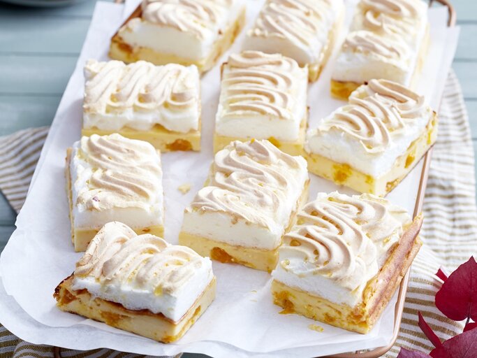 Mandarinen-Schnitten mit Baiser auf weißem Servierteller. | © EAT CLUB / Isabell Triemer