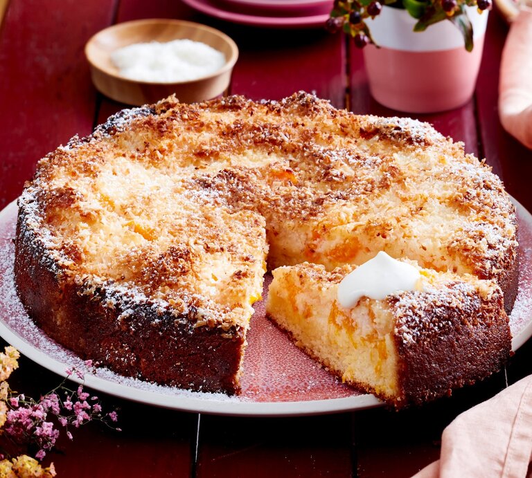 Mandarinen-Becher-Kuchen auf Teller serviert und angeschnitten. | © EAT CLUB/ Isabell Triemer