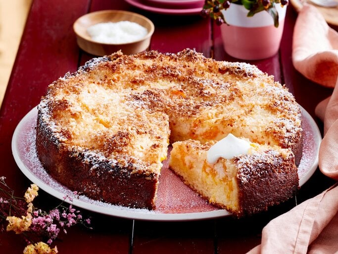 Mandarinen-Becher-Kuchen auf Teller serviert und angeschnitten. | © EAT CLUB/ Isabell Triemer