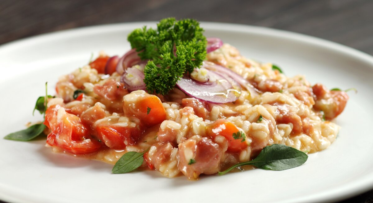 Teller mit Caprese-Risotto.