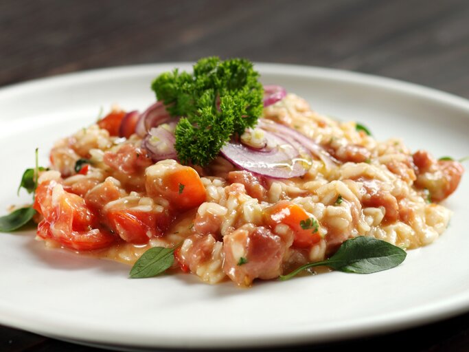 Teller mit Caprese-Risotto. | © Getty Images/Luiz Henrique Mendes