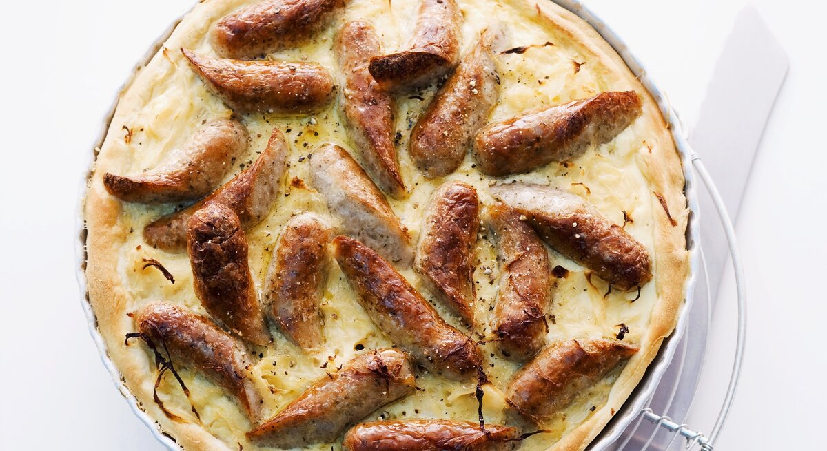 Eine Bratwurst-Sauerkraut-Quiche in der Draufsicht.