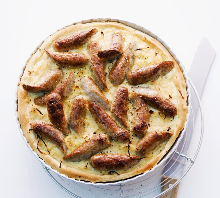 Eine Bratwurst-Sauerkraut-Quiche in der Draufsicht. | © StockFood / Wissing, Michael