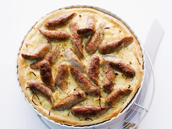 Eine Bratwurst-Sauerkraut-Quiche in der Draufsicht. | © StockFood / Wissing, Michael