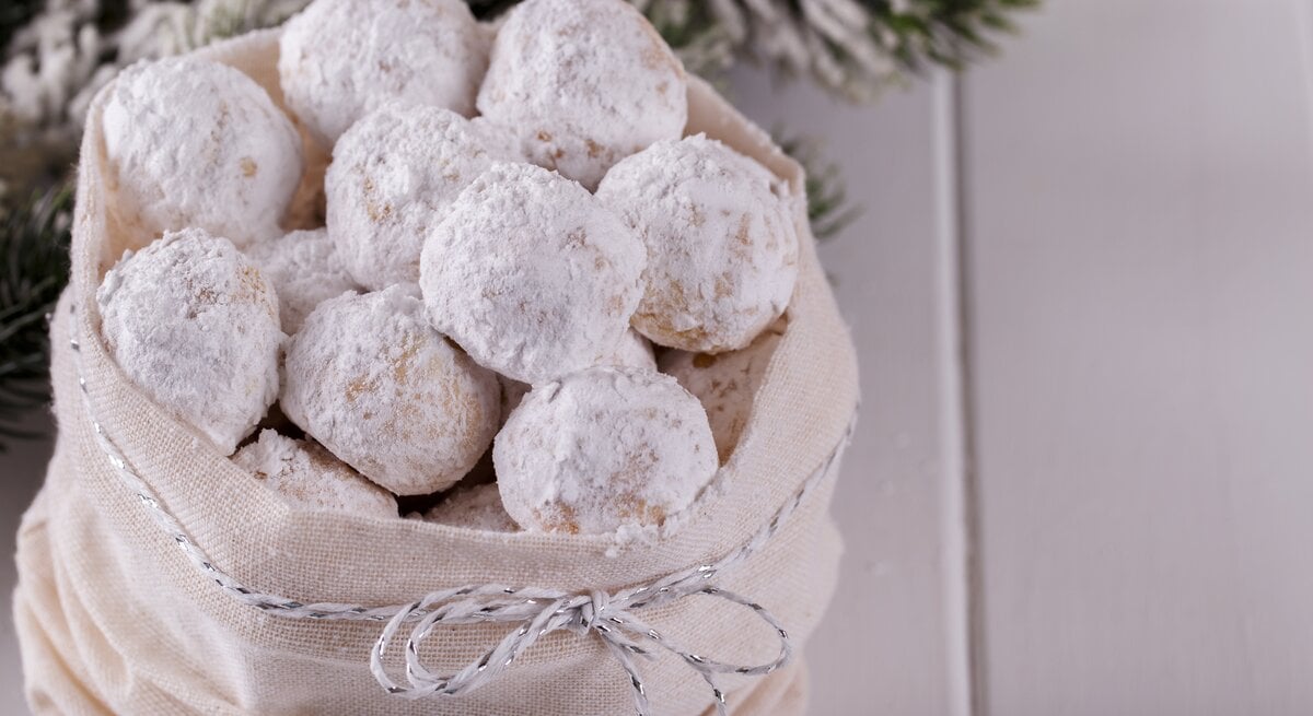 Weihnachtsplätzchen mit Puderzucker in Jutebeutel.