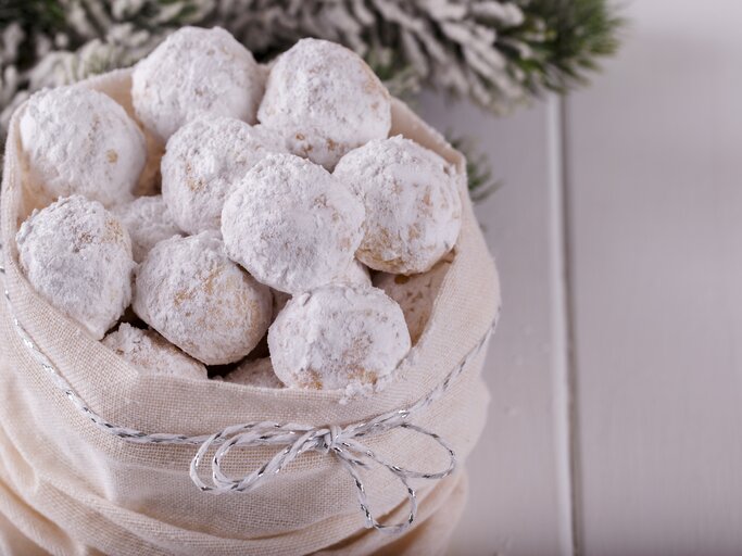 Weihnachtsplätzchen mit Puderzucker in Jutebeutel. | © Getty Images/Camelia Ciocirlan